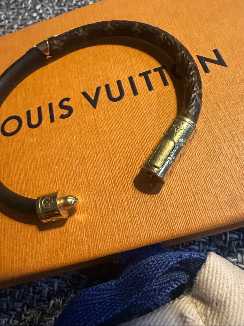 Louis Vuitton Daily Confidential - Picture 2 of 2